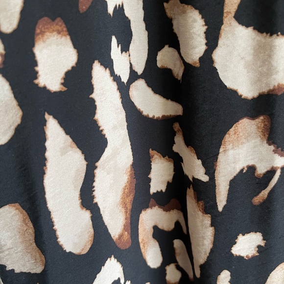 EUC Women’s H&M animal print V-neck dress size M - Picture 3 of 4